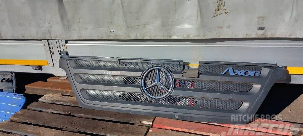 Mercedes-Benz Axor 1824 9448800085 GRILL Vezetőfülke és belső tartozékok