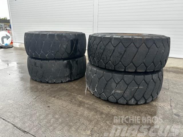 Liebherr solid wheels filled with elastomer Gumiabroncsok, kerekek és felnik
