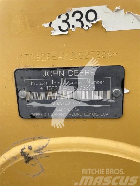 John Deere 323E Kompaktrakodók
