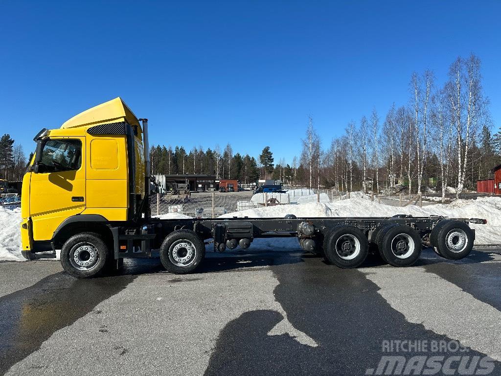 Volvo FH500 10x4 283tkm valmistuu ritilä-autoksi erdészeti gépszállító teherautók