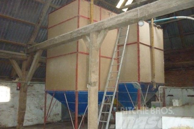  Flex 7 ton indendørssilo 2 stk.  Begge med indblæs Siló űrítő berendezés