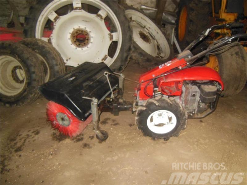 Nibbi Mak 4 med kost Kompakt traktorok