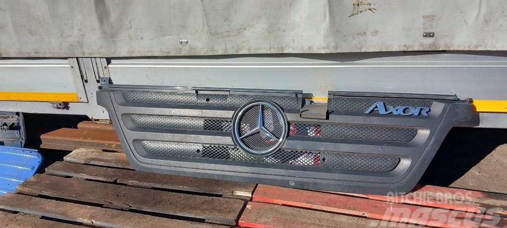 Mercedes-Benz Axor 1824 9448800085 GRILL Vezetőfülke és belső tartozékok