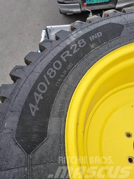 John Deere Hjul par: Michelin Crossgrip 440/80R28 Fakspro Gul Gumiabroncsok, kerekek és felnik