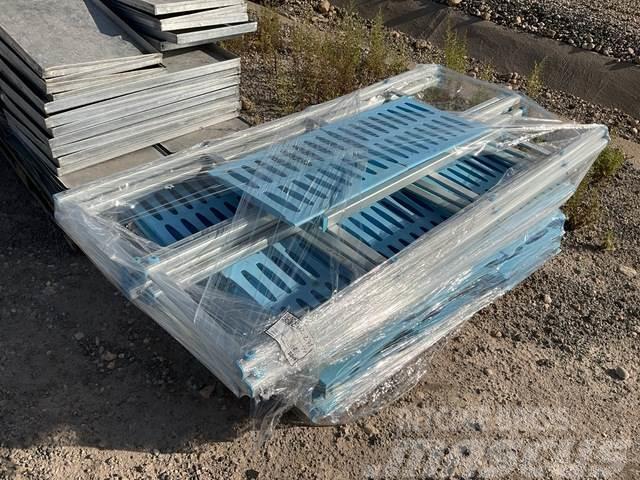  Quantity of Aluminum Trays Egyebek