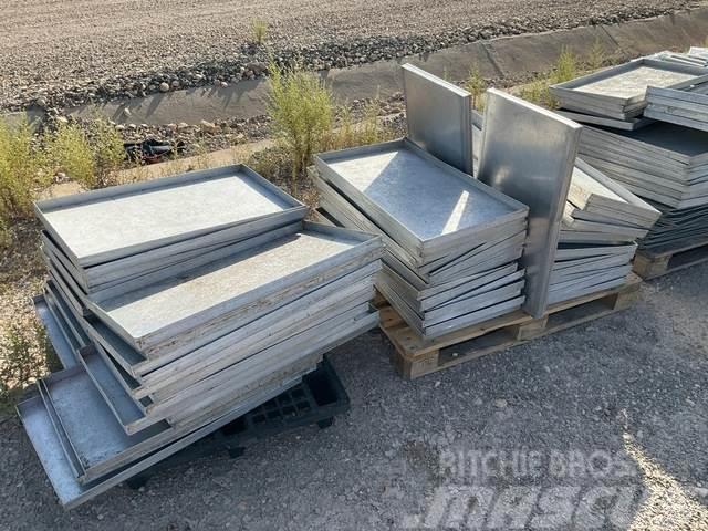  Quantity of Aluminum Trays Egyebek