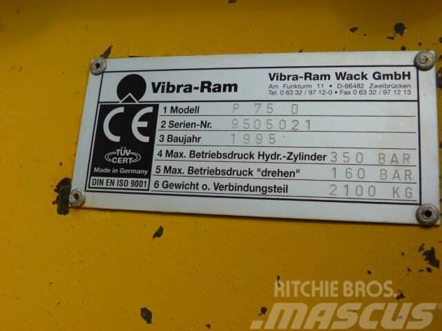 Komatsu Vibra-Ram P 75 D / Lehnhoff MS 25 / 2100 kg Lánctalpas kotrók