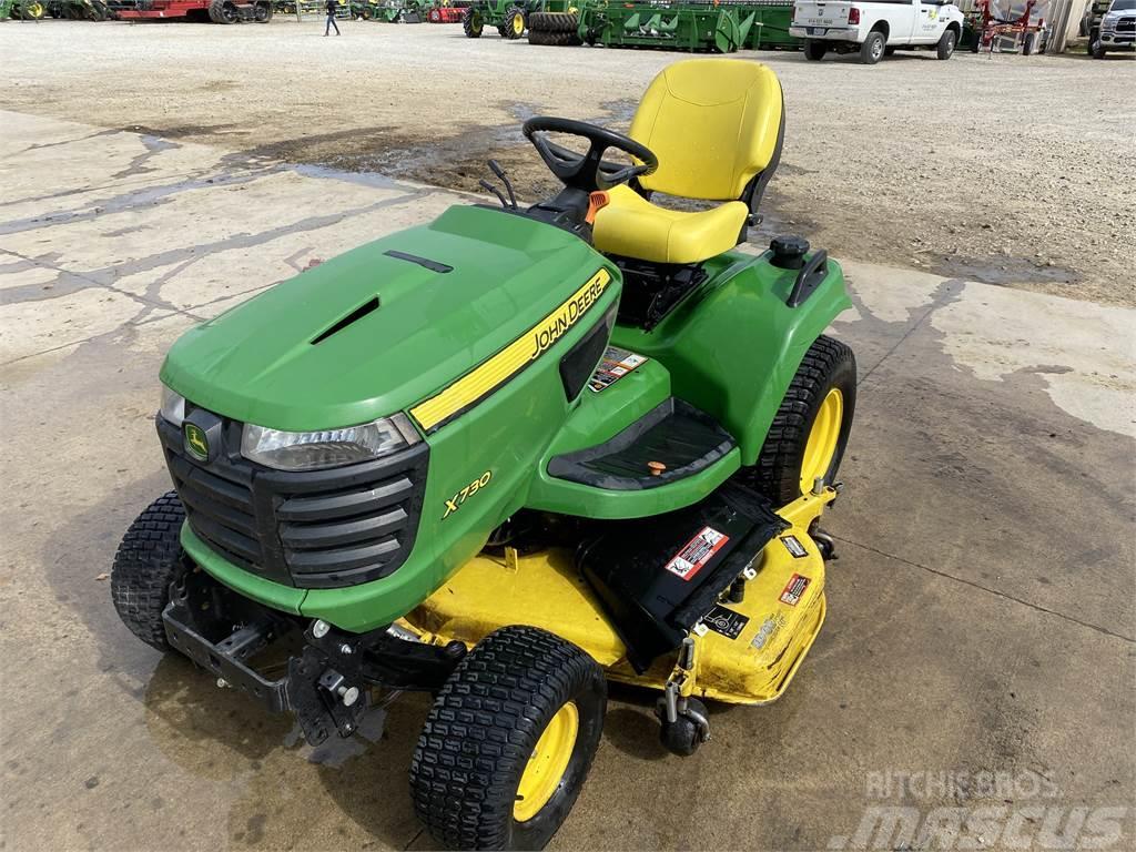 John Deere X730 Kompakt traktorok