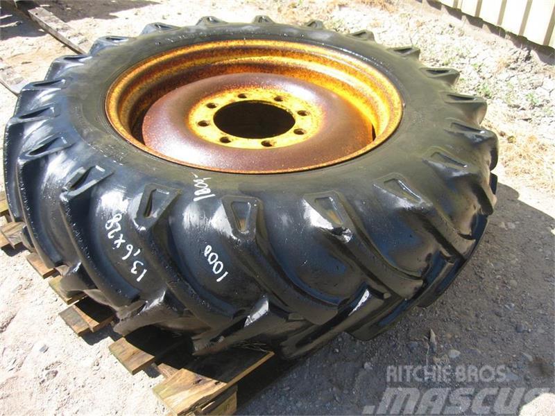 Bridgestone 13.6x28 dæk på 8 huls fælg Gumiabroncsok, kerekek és felnik