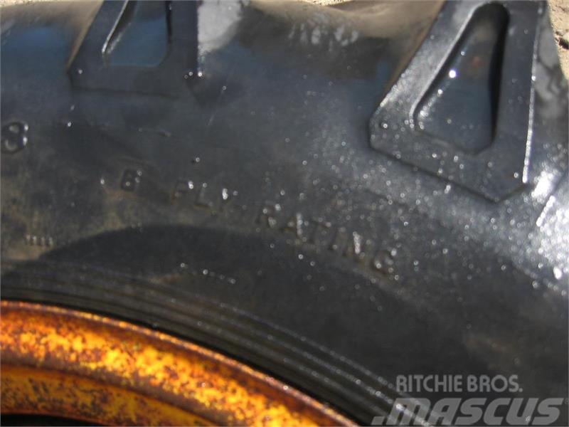 Bridgestone 13.6x28 dæk på 8 huls fælg Gumiabroncsok, kerekek és felnik